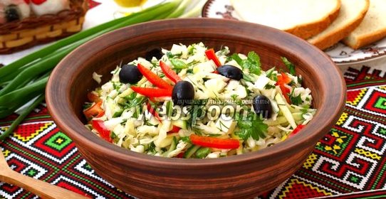 Салат с капустой, огурцом, яблоком и брынзой