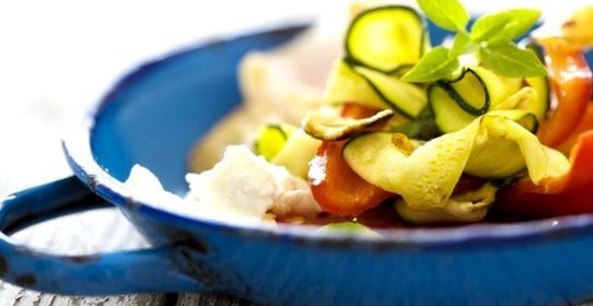 Салат из кабачков со сладким перцем, сыром и шалфеем