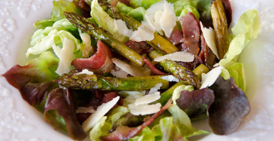 Салат со спаржей и вяленой говядиной