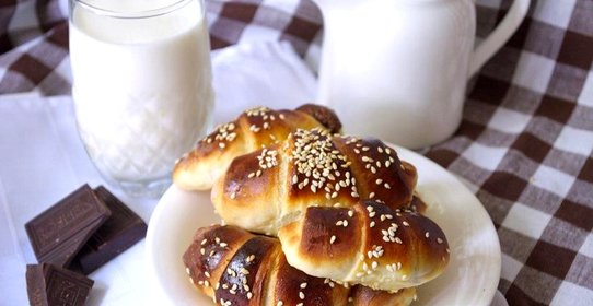 Дрожжевые круассаны с шоколадно-ореховой пастой