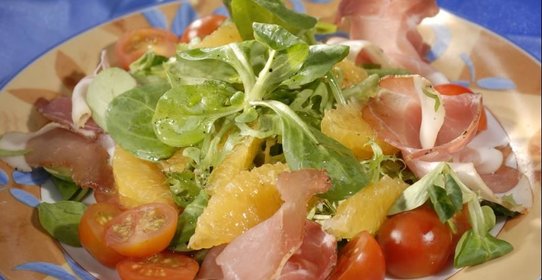 Салат с пармской ветчиной и апельсинами