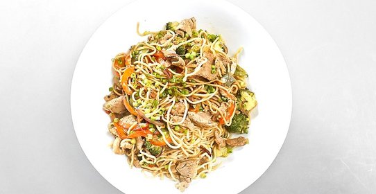 Свиная вырезка с овощами и лапшой рамен