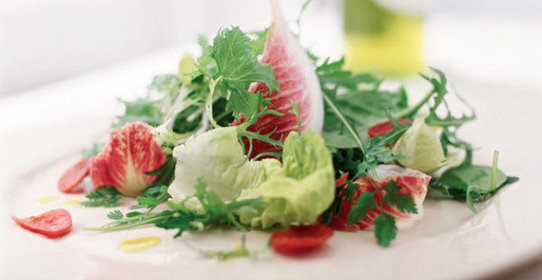 Зеленый салат с колбасой чоризо