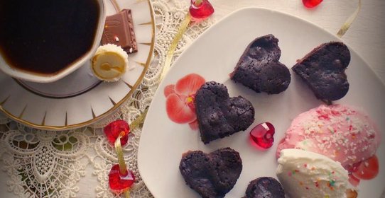 Шоколадные пирожные с вишней