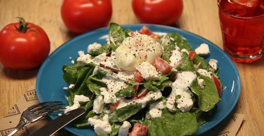 Салат со шпинатом, томатами и яйцом пашот