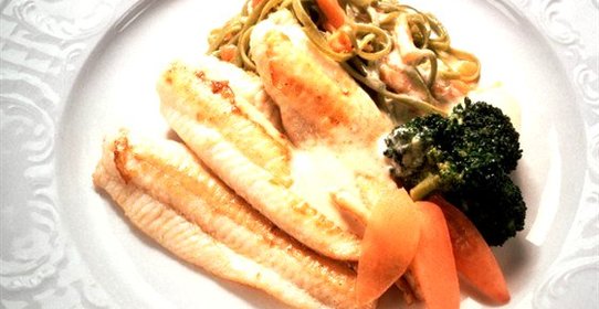 Рыбное филе, тушенное с картофелем по‑русски