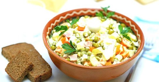 Русский салат с грибами