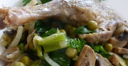Утиные ножки с сельдереем, грибами и горошком