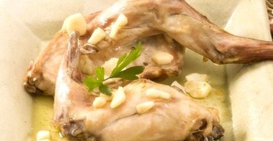 Кролик со сметаной и грибами