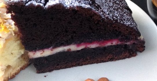 Шоколадный торт с кремом маскарпоне и смородиновым джемом
