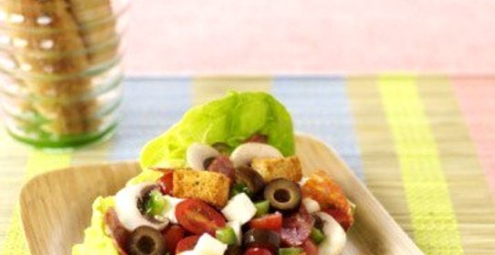 Салат с грибами, салями и сыром