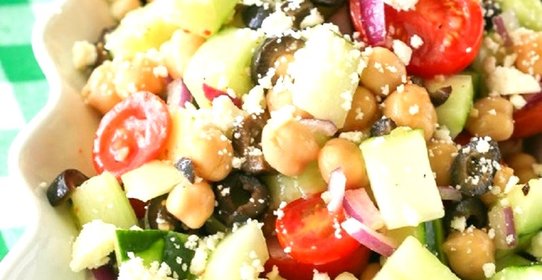 Греческий салат с нутом и фетой
