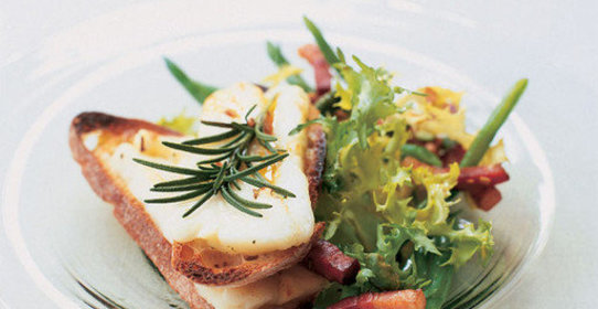 Салат из халлуми, панчетты и фасоли