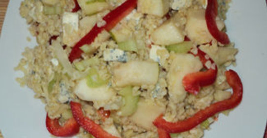 Теплый салат с грушей, булгуром и сыром