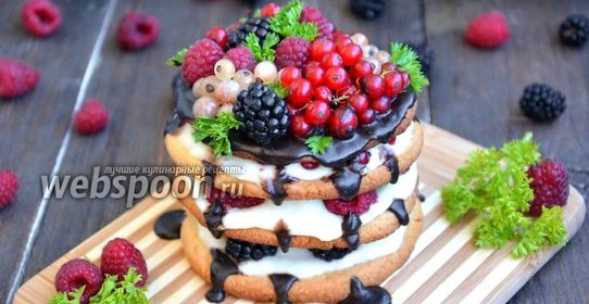 Песочное пирожное с ягодами и кремом