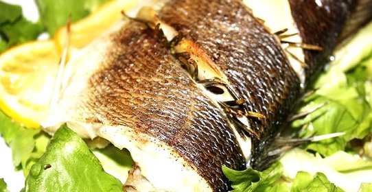 Сибас с розмарином и лимоном