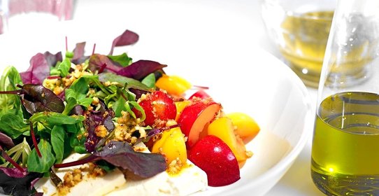 Салат со сливами и брынзой