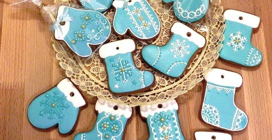 Песочное печенье с сахарной глазурью с праздничной раскраской