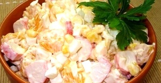 Крабовый салат с апельсинами и кукурузой