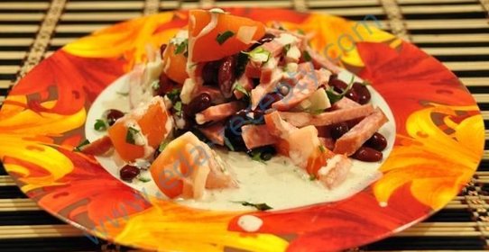 Салат с колбасой и фасолью