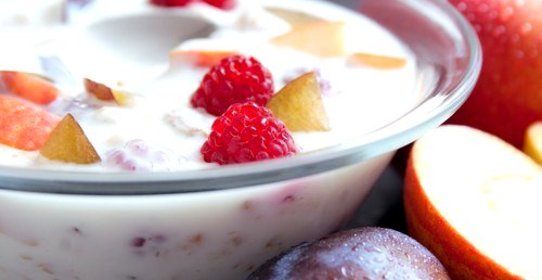 Свежие фрукты с лимонно-мятным йогуртовым соусом