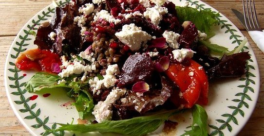 Салат с чечевицей и свеклой