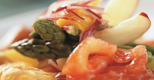 Салат с грушей и жареной семгой