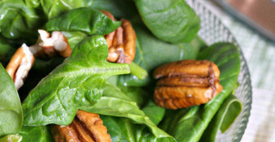 Салат из шпината с грушами и орехами пекан