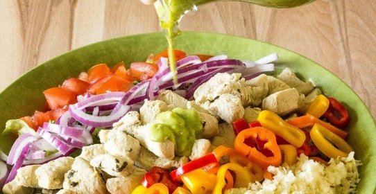 Салат из курицы, маринованной в лайме и текиле