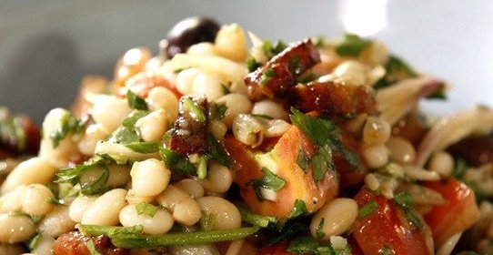 Теплый салат с фасолью