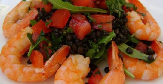 Салат из черной чечевицы с креветками