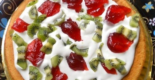 Фруктовый салат с клубникой и киви под сметанным соусом