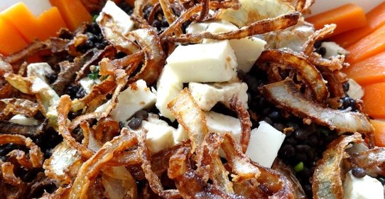 Салат из черной чечевицы «белуги» с козьим сыром и маринованной тыквой