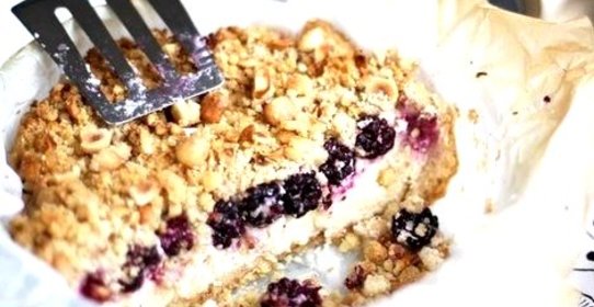 Домашний пирог с творожным кремом и ежевикой