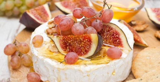 Запеченный камамбер под медом