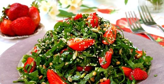 Десертный салат из шпината с клубникой