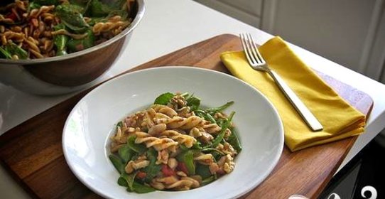 Салат с вялеными помидорами и пастой