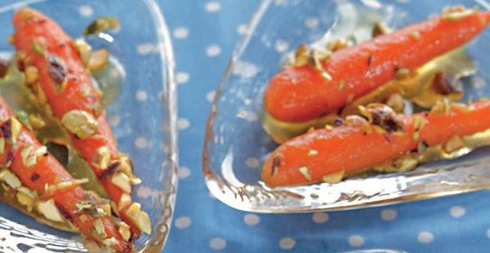 Глазированная морковь с фисташками
