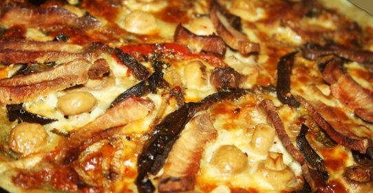 Пицца на сером тесте