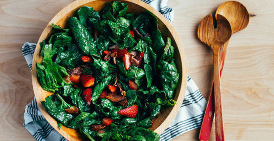 Салат из клубники и шпината