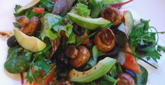 Салат из маринованных грибов с овощами