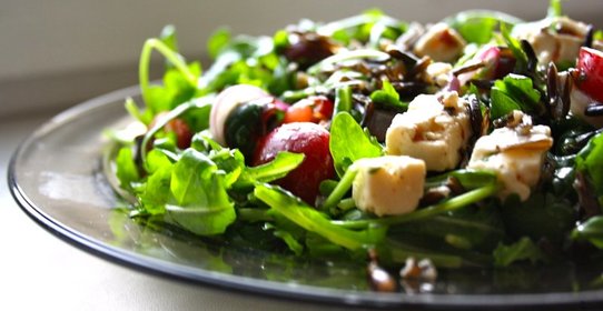 Салат с черешней и диким рисом