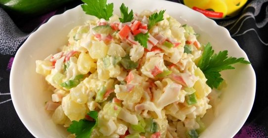 Салат из крабовых палочек, сыра и ананасов