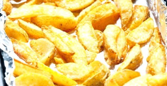 Запеченые на гриле дольки картофеля с луком