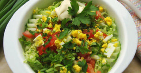 Весенний салат с деревенскими яйцами и сметаной