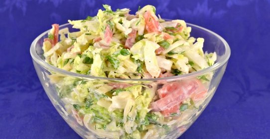 Салат из пекинской капусты с колбасой, помидорами и сыром