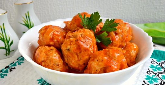Тефтели из куриного фарша с пшеничной кашей в томатном соусе