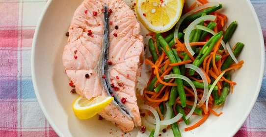 Филе семги с зеленой фасолью, луком и морковью