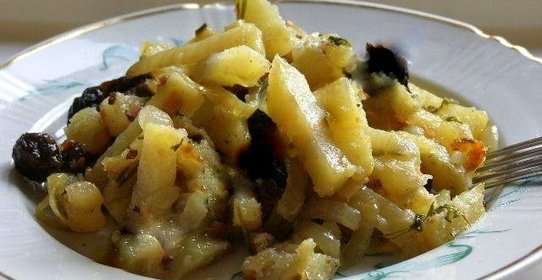 Картофель, тушенный с черносливом