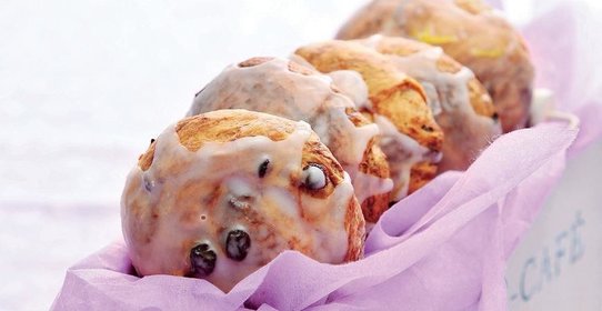 Сдобные булочки с изюмом и шоколадом